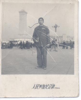 1966于郑学功北京人民英雄纪念碑.jpg