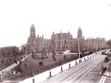 University of pennsylvania college hall  1892.jpg