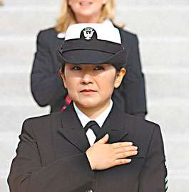 移民美国四年的张楠首次以公民身分宣读效忠誓词.jpg